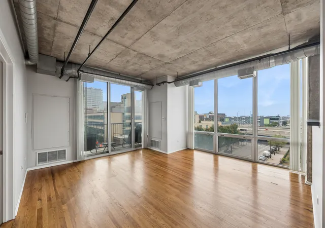 Photo 3 of Condo for sale at 700 W Van Buren St #604, Chicago, IL 60607 | MLS# 12766418 | Listing updated on 2026-09-28