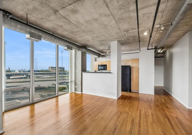 Photo 3 of Condo for sale at 700 W Van Buren St #604, Chicago, IL 60607 | MLS# 12766418 | Listing updated on 2026-09-28