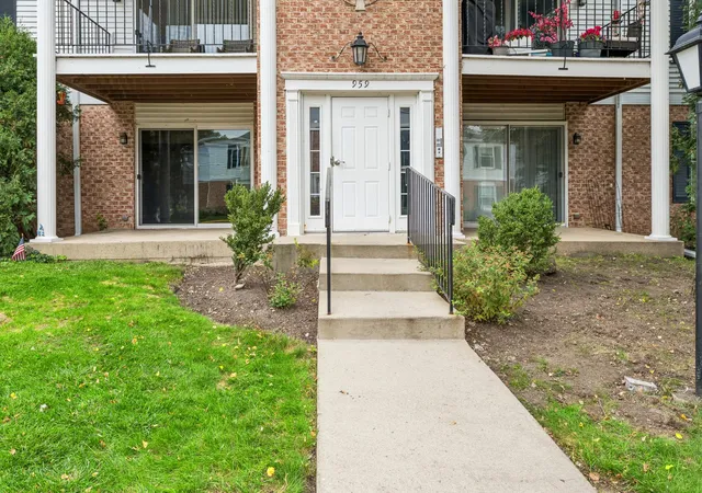 Photo 2 of Condo for sale at 959 Golf Crse Rd #1, Crystal Lake, IL 60014 | MLS# 12766437 | Listing updated on 2026-10-05