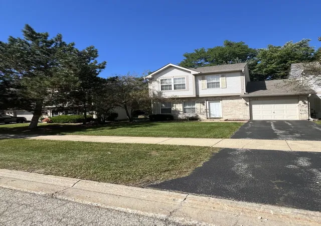 Photo 2 of Townhouse for sale at 1404 W Split Oak Cir, Round Lake Beach, IL 60073 | MLS# 12766468 | Listing updated on 2026-09-28