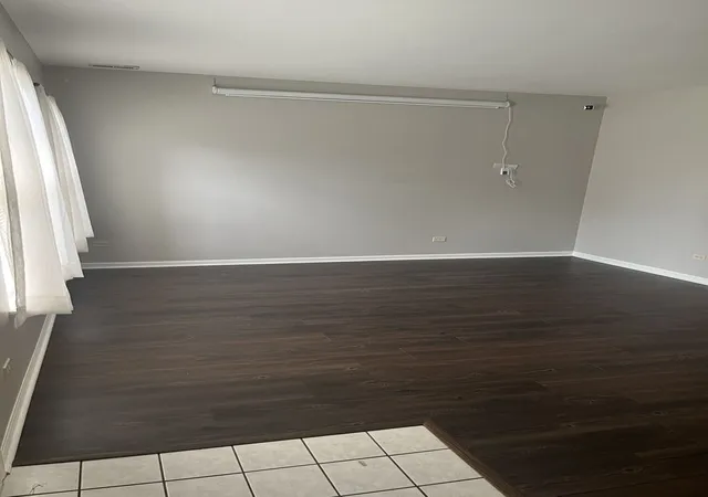 Photo 3 of Townhouse for sale at 1404 W Split Oak Cir, Round Lake Beach, IL 60073 | MLS# 12766468 | Listing updated on 2026-09-28
