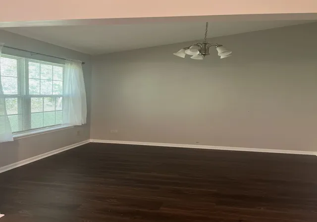 Photo 4 of Townhouse for sale at 1404 W Split Oak Cir, Round Lake Beach, IL 60073 | MLS# 12766468 | Listing updated on 2026-09-28