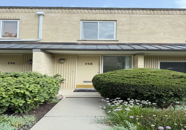 Photo 2 of Townhouse for sale at 158 Green Bay Rd, Glencoe, IL 60022 | MLS# 12766508 | Listing updated on 2026-09-28