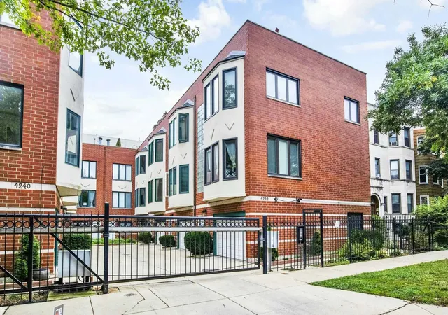 Photo 1 of Townhouse for sale at 4240 N Kenmore Ave #3N, Chicago, IL 60613 | MLS# 12766514 | Listing updated on 2026-09-24