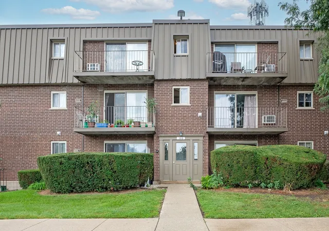 Condo for sale at 586 Fairway View Dr #1B, Wheeling, IL 60090 | MLS# 12766562