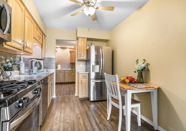 Listing Photo 4 - Condo for sale in building located at 704 Elizabeth Dr, Wood Dale, IL 60191 - Unit #B