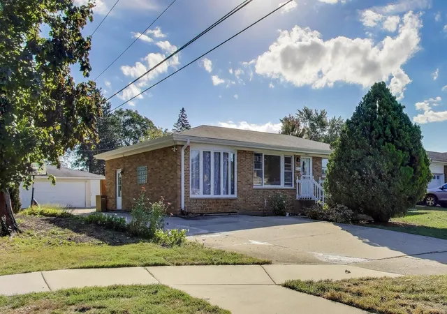 Photo 3 of Single family home for sale at 901 S Can Dota Ave, Mount Prospect, IL 60056 | MLS# 12766587 | Listing updated on 2026-09-28