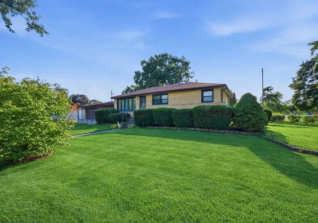 Photo 3 of Single family home for sale at 8300 Long Ave, Burbank, IL 60459 | MLS# 12766634 | Listing updated on 2026-09-22
