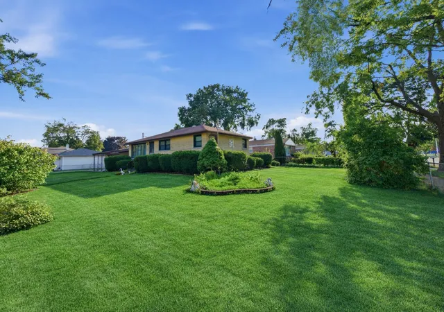 Photo 3 of Single family home for sale at 8300 Long Ave, Burbank, IL 60459 | MLS# 12766634 | Listing updated on 2026-09-22