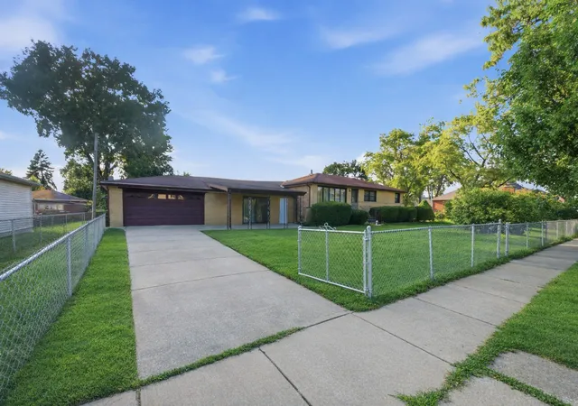 Photo 4 of Single family home for sale at 8300 Long Ave, Burbank, IL 60459 | MLS# 12766634 | Listing updated on 2026-09-22