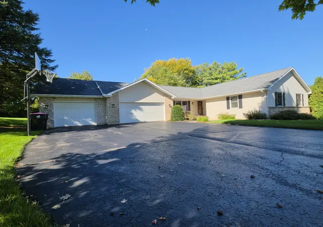 Photo 3 of Single family home for sale at 6775 Skyview Trl, Roscoe, IL 61073 | MLS# 12766641 | Listing updated on 2026-10-07