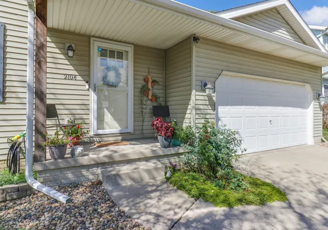 Photo 2 of Single family home for sale at 2104 Park Pl Dr, Bloomington, IL 61701 | MLS# 12766646 | Listing updated on 2026-09-27
