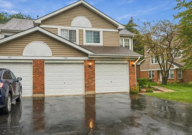 Photo 1 of Single family home for sale at 922 W Happfield Dr, Arlington Heights, IL 60004 | MLS# 12766785 | Listing updated on 2026-09-24