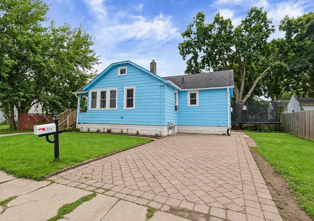 Photo 2 of Single family home for sale at 824 Allen St, Belvidere, IL 61008 | MLS# 12766829 | Listing updated on 2026-09-30