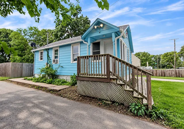 Photo 3 of Single family home for sale at 824 Allen St, Belvidere, IL 61008 | MLS# 12766829 | Listing updated on 2026-09-30