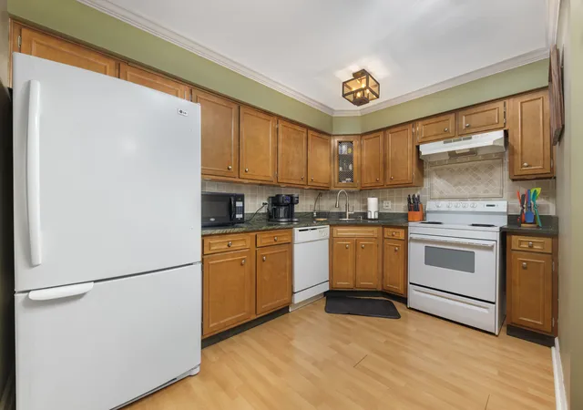 Listing Photo 4 - Condo for sale in building located at 445 N Park Blvd, Glen Ellyn, IL 60137 - Unit #2C