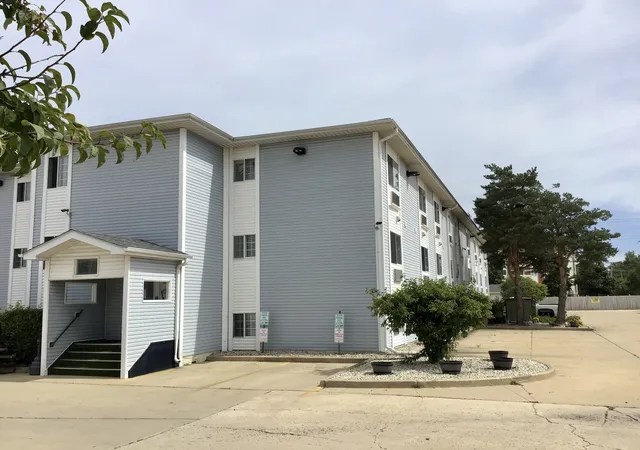Listing Photo 2 - Condo for sale in building located at 3130 W Monroe St, Waukegan, IL 60085 - Unit #312