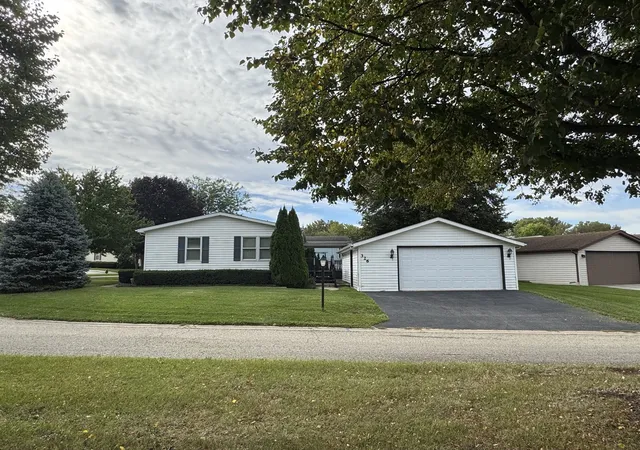 Photo 2 of Single family home for sale at 326 Tioga Trl, Marengo, IL 60152 | MLS# 12766970 | Listing updated on 2026-09-30