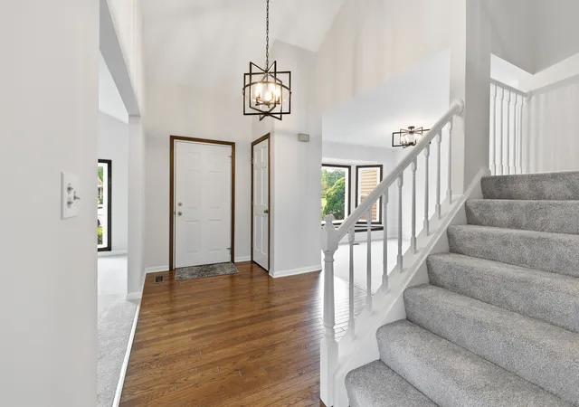 Photo 3 of Single family home for sale at 450 Potomac Ln, Elk Grove Village, IL 60007 | MLS# 12766995 | Listing updated on 2026-09-22