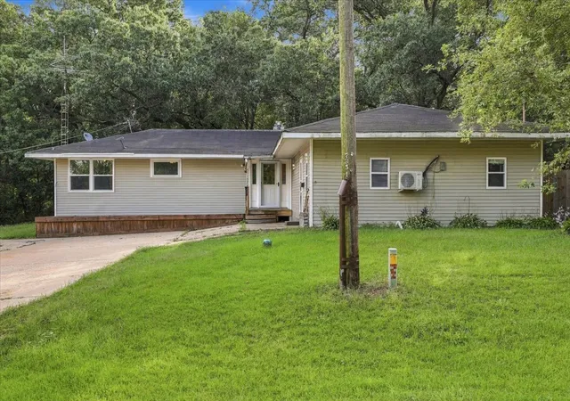 Photo 1 of Single family home for sale at 1572 Winnetka St, Dixon, IL 61021 | MLS# 12767000 | Listing updated on 2026-09-28