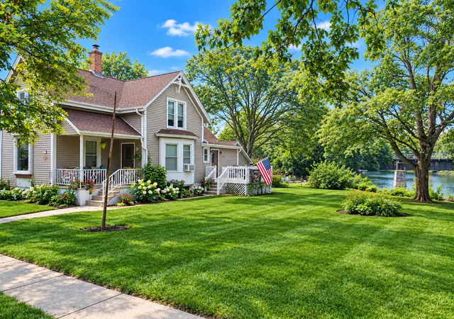 Photo 1 of Single family home for sale at 20 Division St, Algonquin, IL 60102 | MLS# 12767010 | Listing updated on 2026-10-08