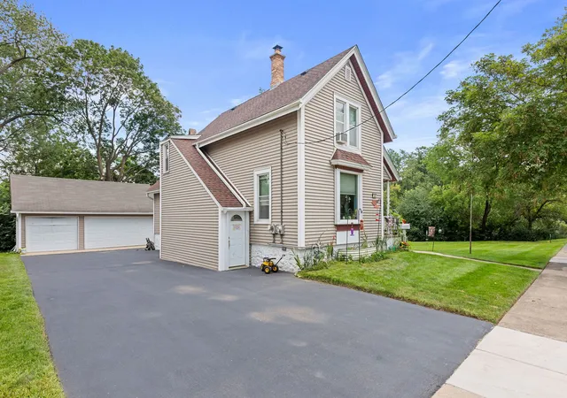 Photo 2 of Single family home for sale at 20 Division St, Algonquin, IL 60102 | MLS# 12767010 | Listing updated on 2026-10-08