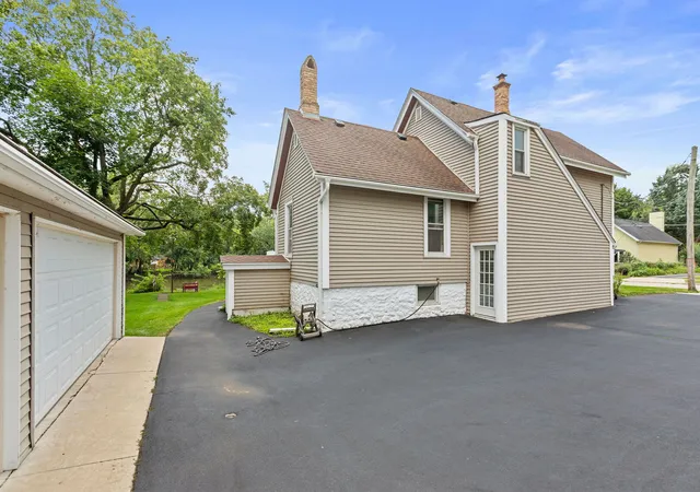 Photo 3 of Single family home for sale at 20 Division St, Algonquin, IL 60102 | MLS# 12767010 | Listing updated on 2026-10-08
