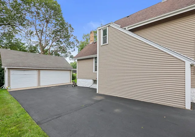 Photo 4 of Single family home for sale at 20 Division St, Algonquin, IL 60102 | MLS# 12767010 | Listing updated on 2026-10-08