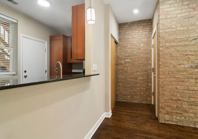 Listing Photo 5 - Condo for sale in building located at 1336 W Estes Ave, Chicago, IL 60626 - Unit #2N
