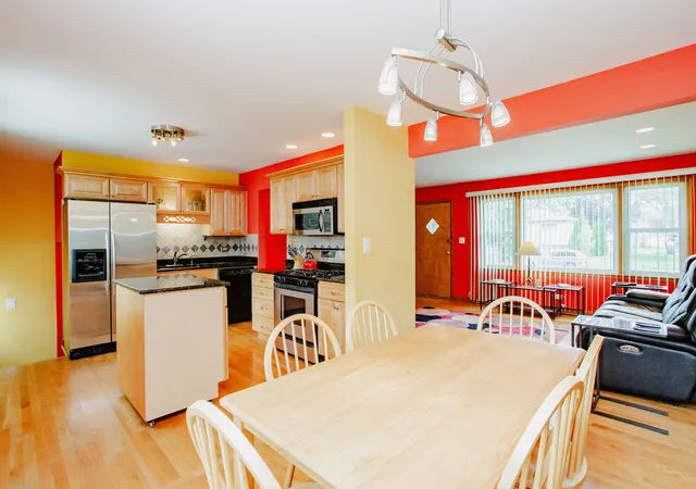 Photo 4 of Single family home for sale at 461 E Cherry Hl Dr, Addison, IL 60101 | MLS# 12767093 | Listing updated on 2026-09-24