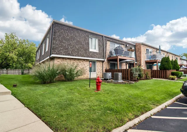 Photo 3 of Condo for sale at 4616 Kings Walk Dr #1C, Rolling Meadows, IL 60008 | MLS# 12767095 | Listing updated on 2026-09-23