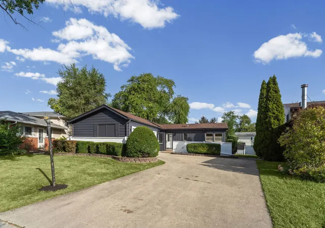Photo 1 of Single family home for sale at 160 Lancaster Ln, Des Plaines, IL 60018 | MLS# 12767101 | Listing updated on 2026-09-24