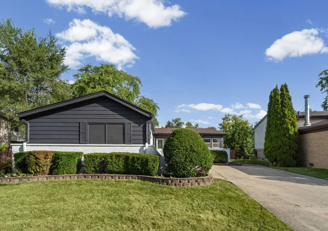 Photo 2 of Single family home for sale at 160 Lancaster Ln, Des Plaines, IL 60018 | MLS# 12767101 | Listing updated on 2026-09-24