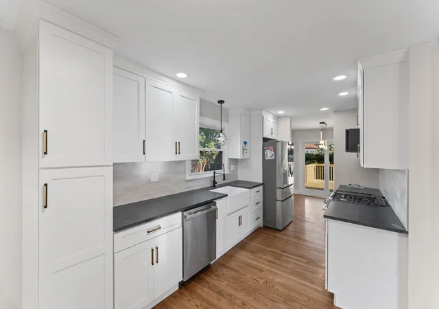 Photo 4 of Single family home for sale at 160 Lancaster Ln, Des Plaines, IL 60018 | MLS# 12767101 | Listing updated on 2026-09-24