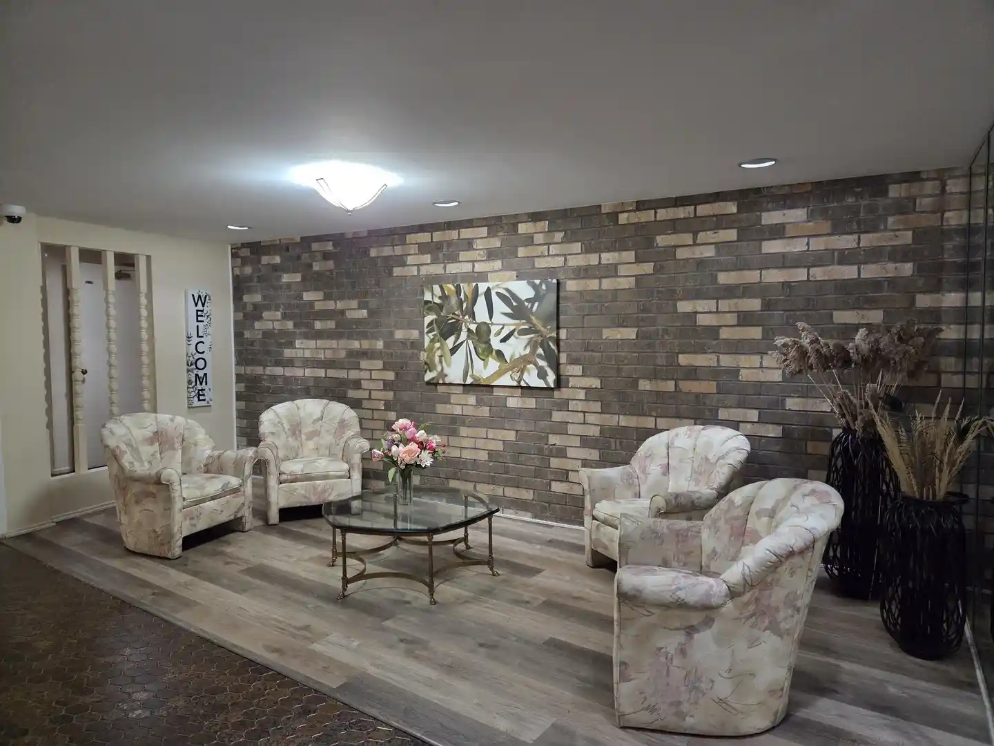 Listing Photo 2 - Condo for sale in 3300 N Carriageway Dr located at 3300 N Carriageway Dr, Arlington Heights, IL 60004 - Unit #211