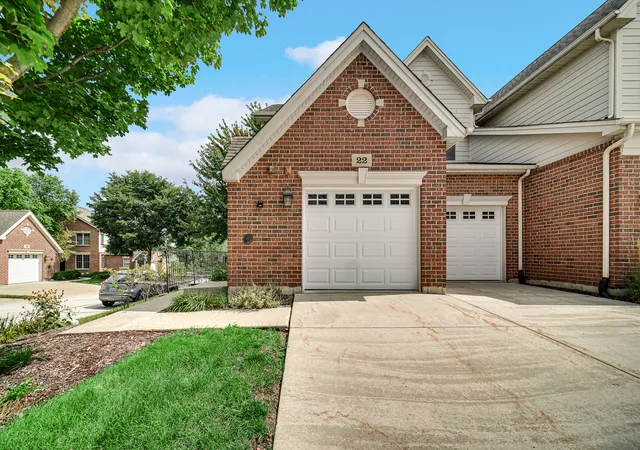 Photo 3 of Townhouse for sale at 22 Red Tail Dr, Hawthorn Woods, IL 60047 | MLS# 12767113 | Listing updated on 2026-10-06