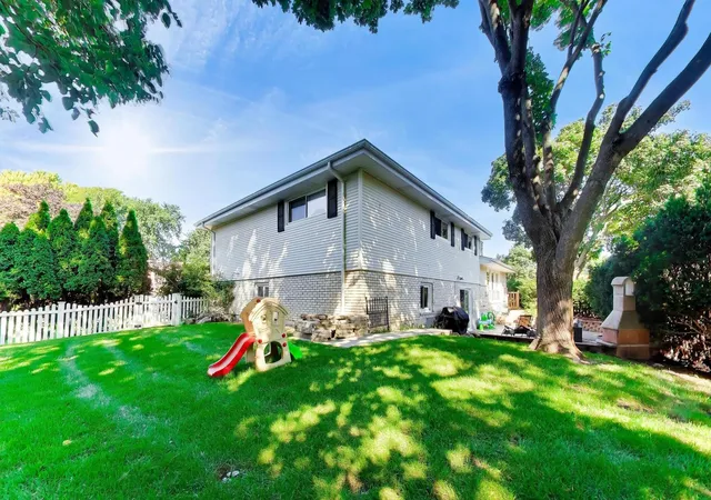 Photo 2 of Single family home for sale at 1939 Clover Rd, Northbrook, IL 60062 | MLS# 12767116 | Listing updated on 2026-10-01