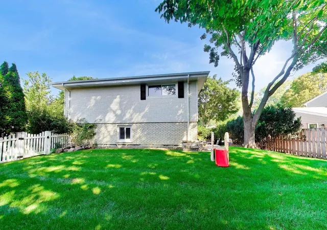 Photo 39 of Sale Pending at 1939 Clover Rd, Northbrook, IL 60062 | MLS# 12767116 | Listing updated on 2026-10-22