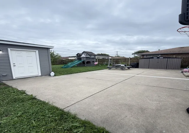 Photo 4 of Single family home for sale at 8001 Neenah Ave, Burbank, IL 60459 | MLS# 12767182 | Listing updated on 2026-09-23