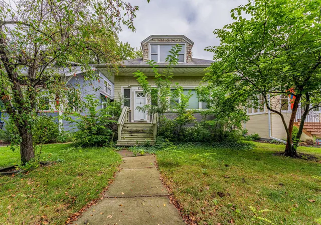Photo 1 of Single family home for sale at 718 N Ridgeland Ave, Oak Park, IL 60302 | MLS# 12767190 | Listing updated on 2026-10-07
