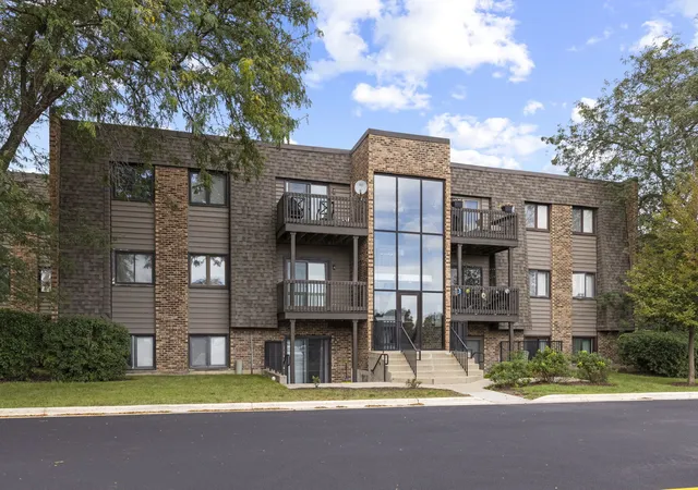 Condo for sale at 1482 Stonebridge Cir #C10, Wheaton, IL 60189 | MLS# 12767217