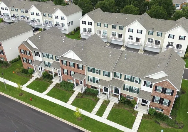 Photo 2 of Townhouse for sale at 1006 Neubauer Cir, Lindenhurst, IL 60046 | MLS# 12767221 | Listing updated on 2026-09-29