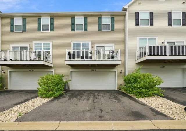Photo 3 of Townhouse for sale at 1006 Neubauer Cir, Lindenhurst, IL 60046 | MLS# 12767221 | Listing updated on 2026-09-29