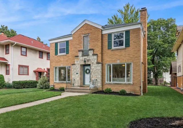 Photo 1 of Single family home for sale at 810 N Oak Park Ave, Oak Park, IL 60302 | MLS# 12767257 | Listing updated on 2026-09-28