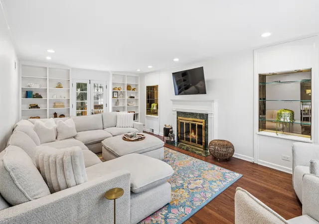 Photo 3 of Single family home for sale at 810 N Oak Park Ave, Oak Park, IL 60302 | MLS# 12767257 | Listing updated on 2026-09-28