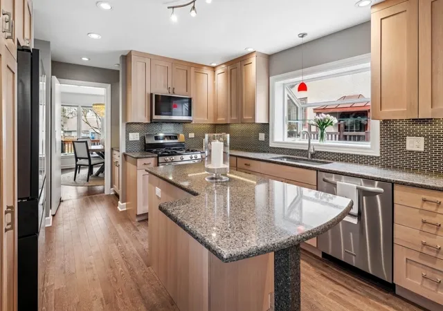Photo 4 of Single family home for sale at 810 N Oak Park Ave, Oak Park, IL 60302 | MLS# 12767257 | Listing updated on 2026-09-28
