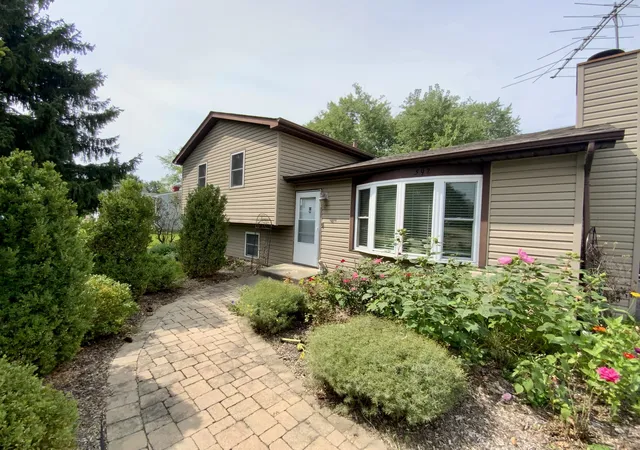 Single family home for sale at 592 Pine Grv Ave, Gurnee, IL 60031 | MLS# 12767262