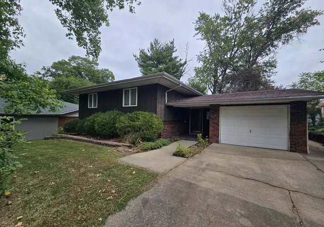Photo 1 of Single family home for sale at 10 Westwood Dr, Mt Vernon, IL 62864 | MLS# 12767269 | Listing updated on 2026-09-30