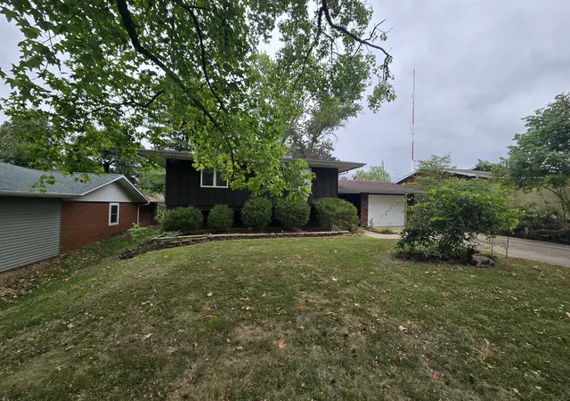 Photo 3 of Single family home for sale at 10 Westwood Dr, Mt Vernon, IL 62864 | MLS# 12767269 | Listing updated on 2026-09-30