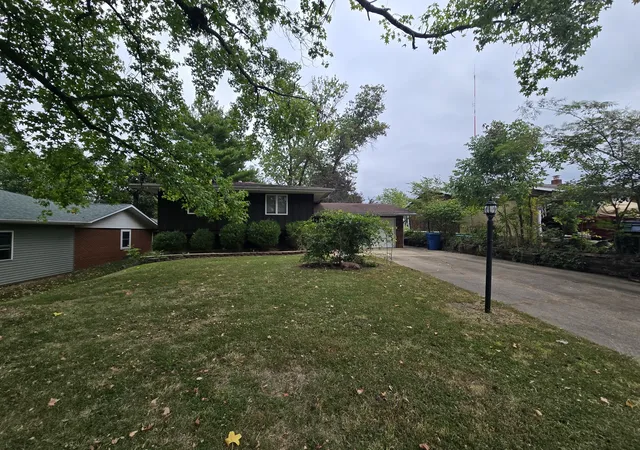 Photo 3 of Single family home for sale at 10 Westwood Dr, Mt Vernon, IL 62864 | MLS# 12767269 | Listing updated on 2026-09-30